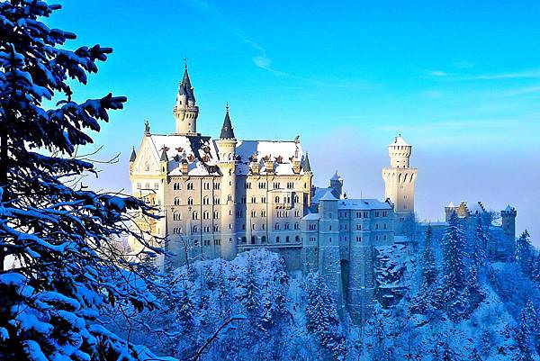 neuschwanstein-castle-in-winter-desktop-background-524792.jpg
