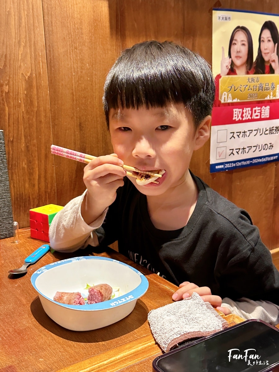 心齋橋美食｜吉次牛舌炭火燒，有中文菜單還有兒童餐具，親子超友善！牛たん炭火焼