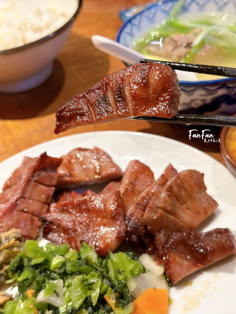 心齋橋美食｜吉次牛舌炭火燒，有中文菜單還有兒童餐具，親子超友善！牛たん炭火焼
