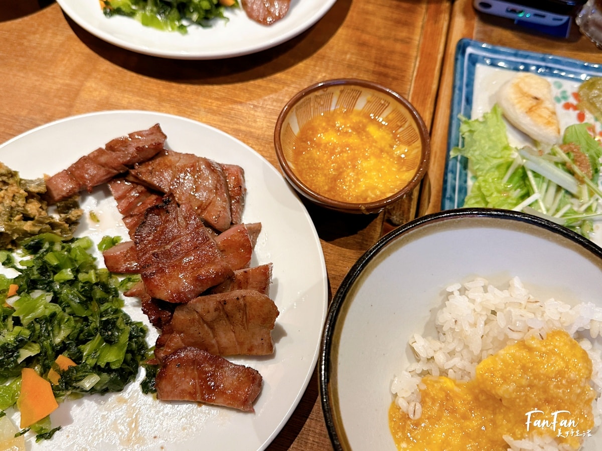 心齋橋美食｜吉次牛舌炭火燒，有中文菜單還有兒童餐具，親子超友善！牛たん炭火焼