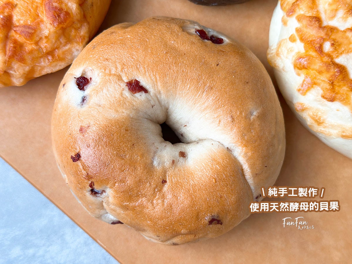 查理布朗烘培｜超酥脆水嫩貝果，10多種口味任選！還有明太子、香蒜、花生湯普斯麵包