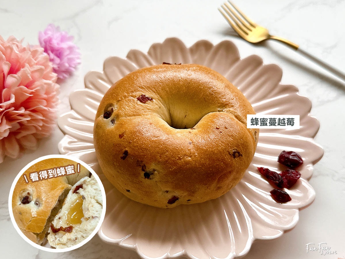 查理布朗烘培｜超酥脆水嫩貝果，10多種口味任選！還有明太子、香蒜、花生湯普斯麵包