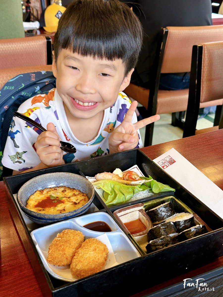 大阪美食道頓堀必吃！蟹道樂かに道樂：超豪華螃蟹料理，超鮮甜螃蟹火鍋、螃蟹生魚片、烤螃蟹！
