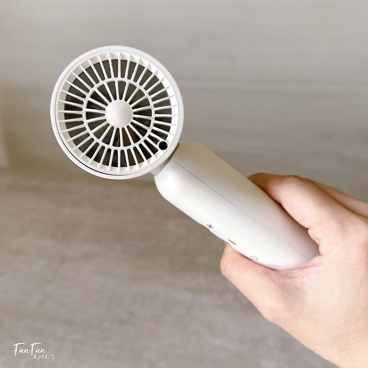 折疊吹風機推薦！出遊必備：ikiiki國際雙電壓高速折疊負離子吹風機
